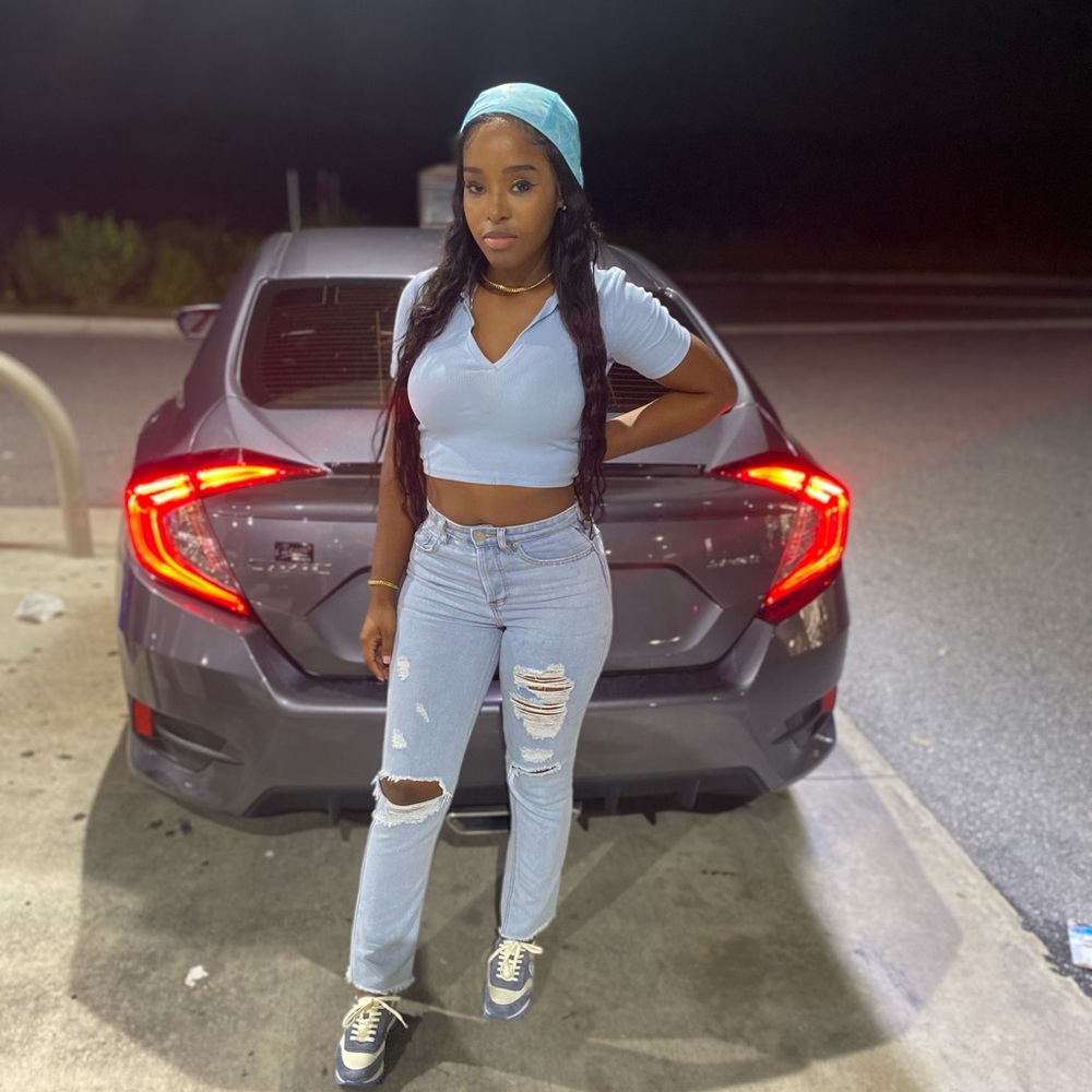 Meet your Posher, Alexis